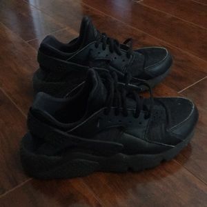 Women’s black Nike Huaraches